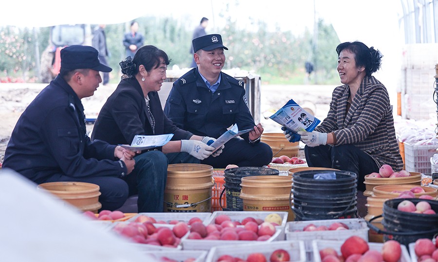 （wAqEＹ图片新闻1）守护好果农“钱袋(44315090)-20251020174128