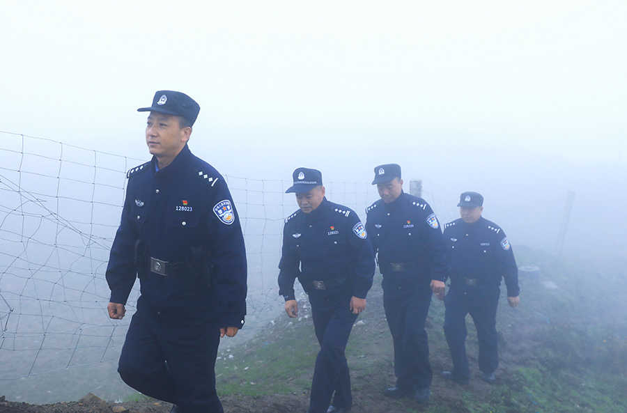 （Y，配图）秋日草原“警”色浓(44334918)-20251022112158