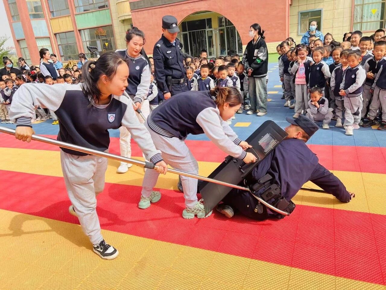 （AqEY配图）山丹公安： 织牢校园安全(44379616)-20251022163836