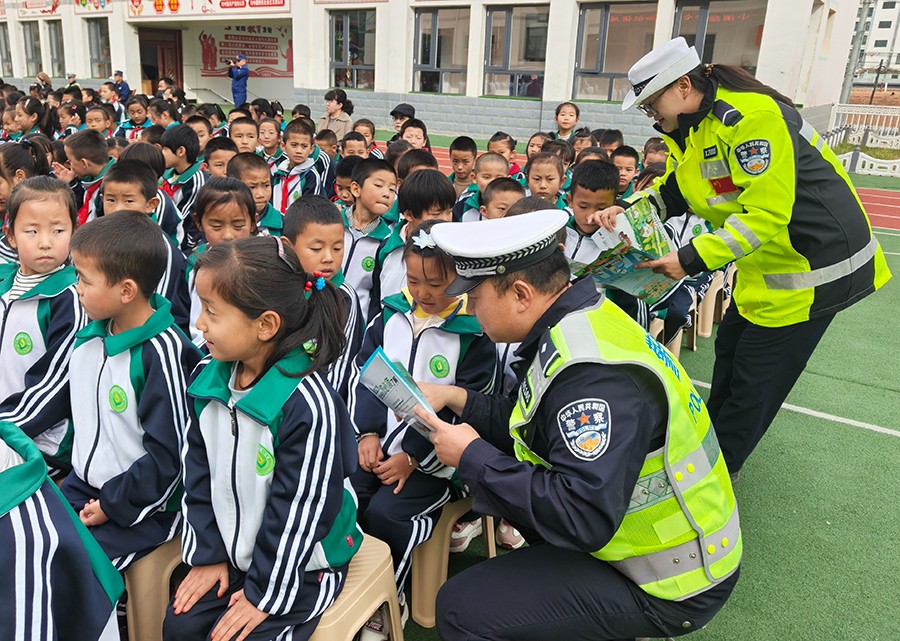 （AqEY图片新闻）临潭公安开展交通安全(44379282)-20251022164327