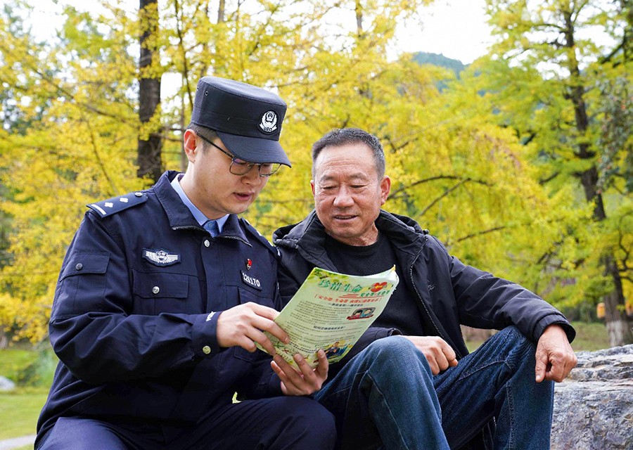 （AqEＹ配图）徽县公安：“银杏警务”护(44379945)-20251022165929