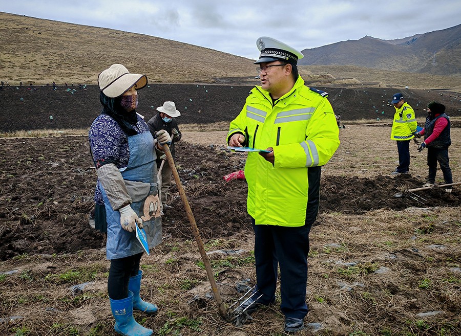 (wAQEY图片新闻)交通安全进农牧村 (44407216)-20251023113737 (wAQEY图片新闻)交通安全进农牧村 (44407216)-20251023113737