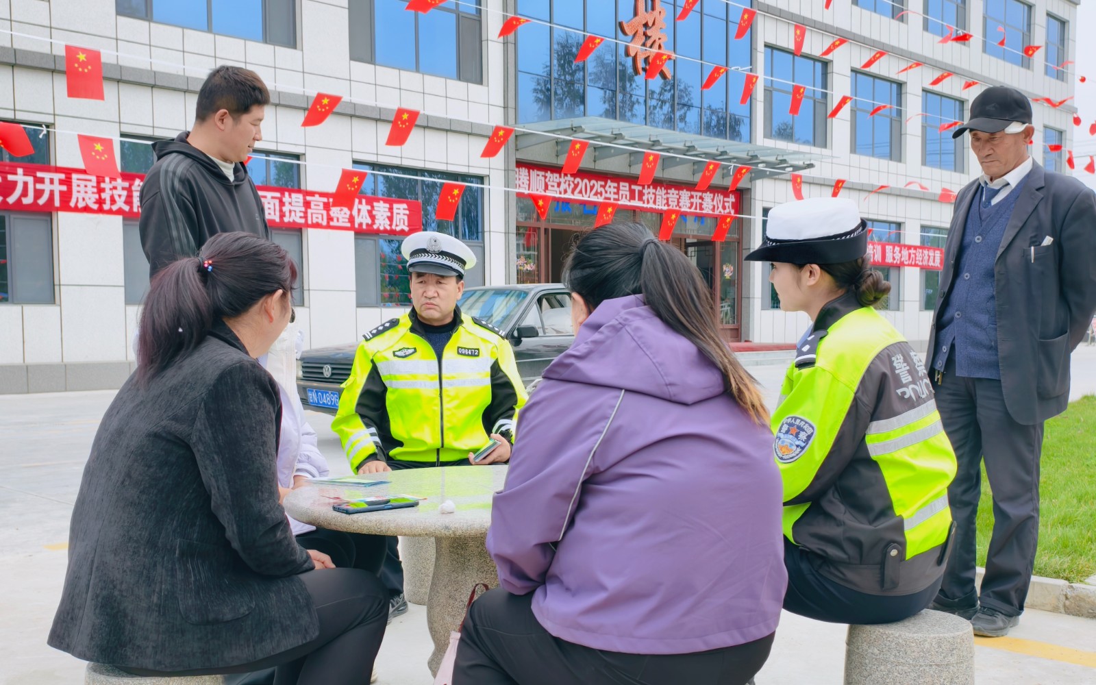 （AwQEY，图片新闻）为驾校学员系好“(44420796)-20251023150514