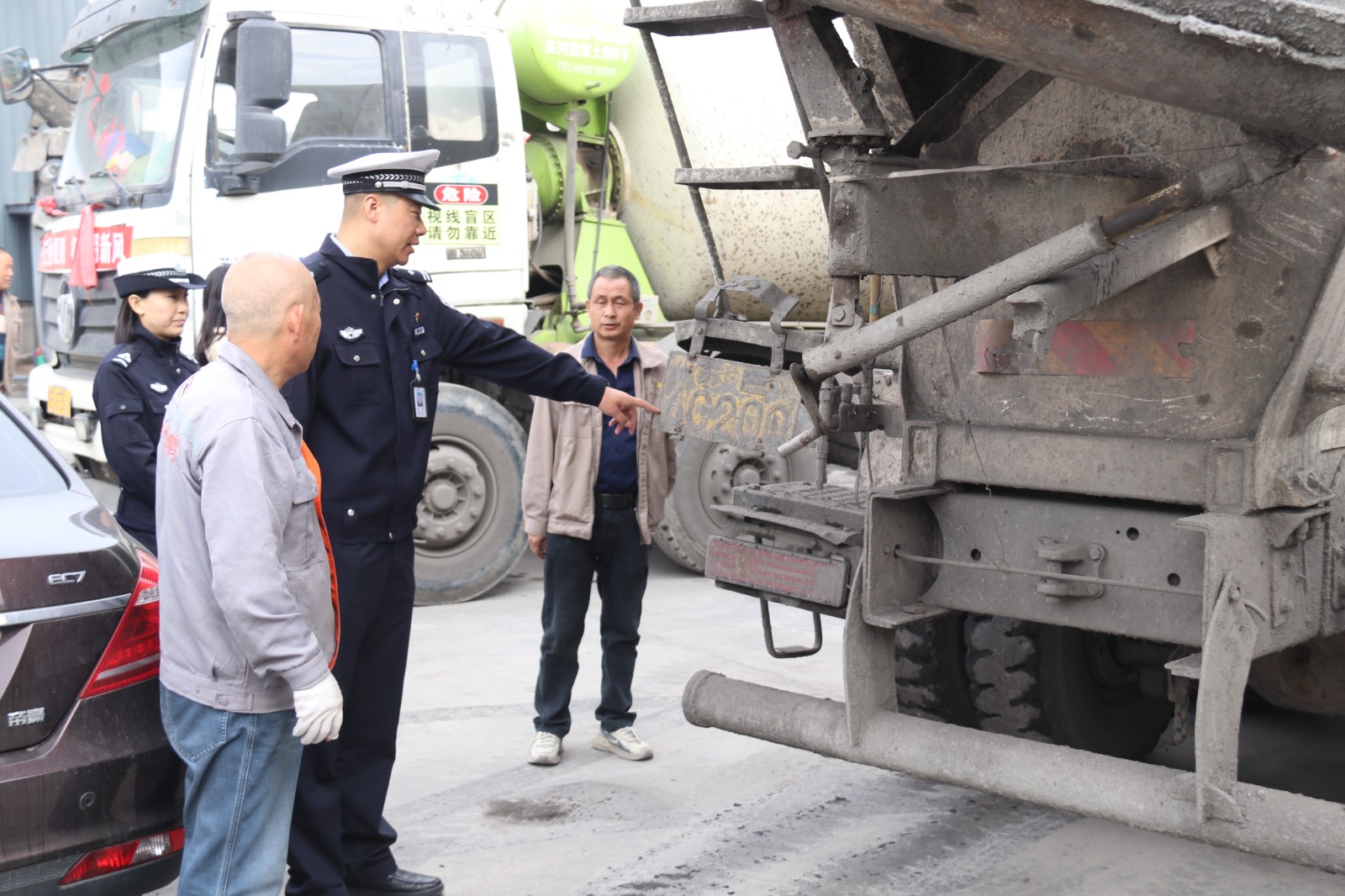 （wAqEY图片新闻）筑牢出行安全防线(44400130)-20251023151247