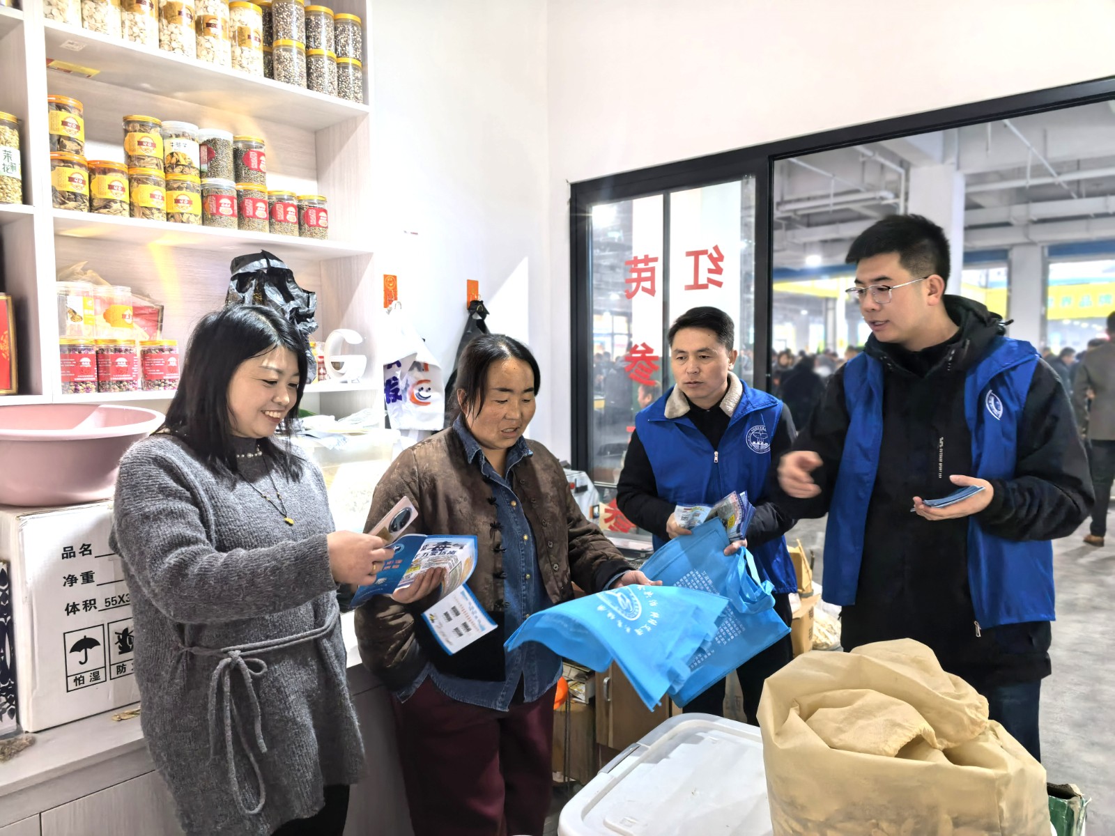 （WAQEY图片新闻）禁毒宣传进乡村  (44422559)-20251023154651