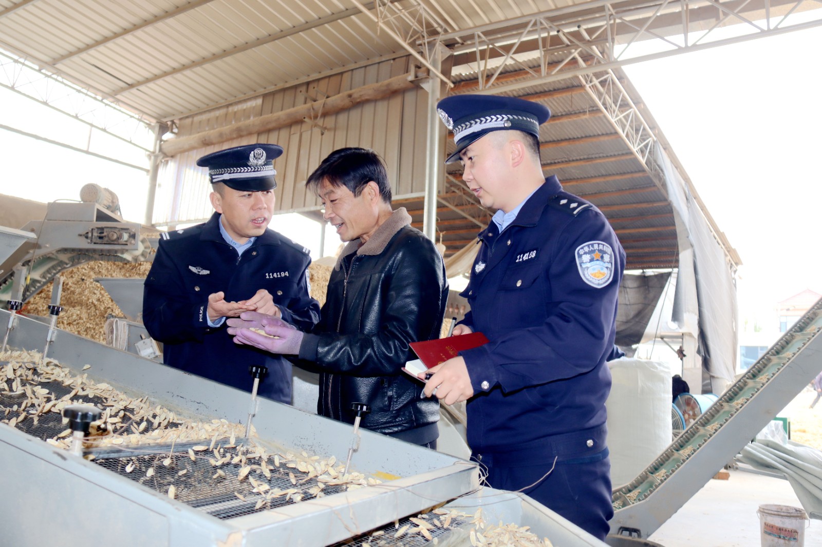 (WAQEＹ图片新闻)问企所需  护航产(44459942)-20251024145326