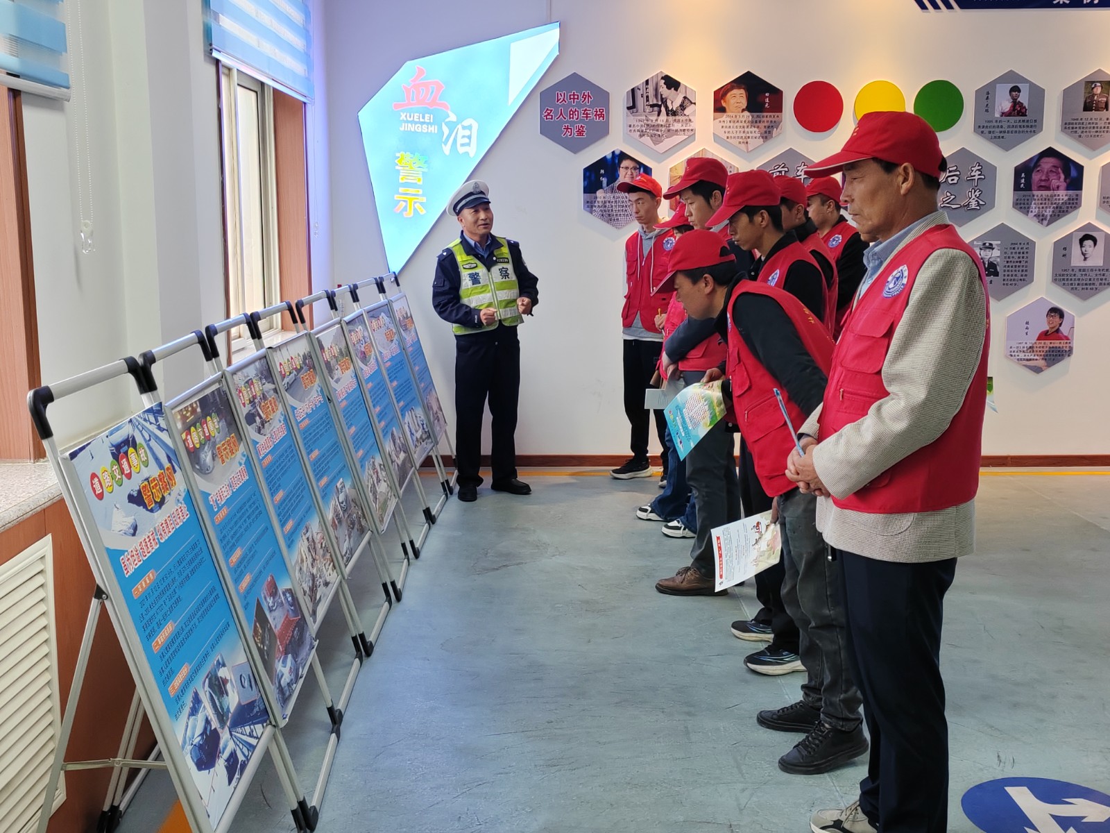 （WAQEY，图片新闻）护航新驾之路 筑(44459837)-20251024151129