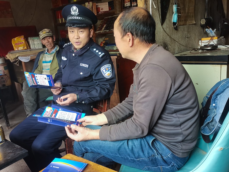 (WAQEY,图片新闻)千警进万家  围(44425885)-20251024152702 (WAQEY,图片新闻)千警进万家  围(44425885)-20251024152702