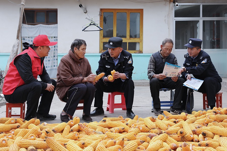 （AqEY，配图4）警民同心绘就丰收图景(44438698)-20251024160615