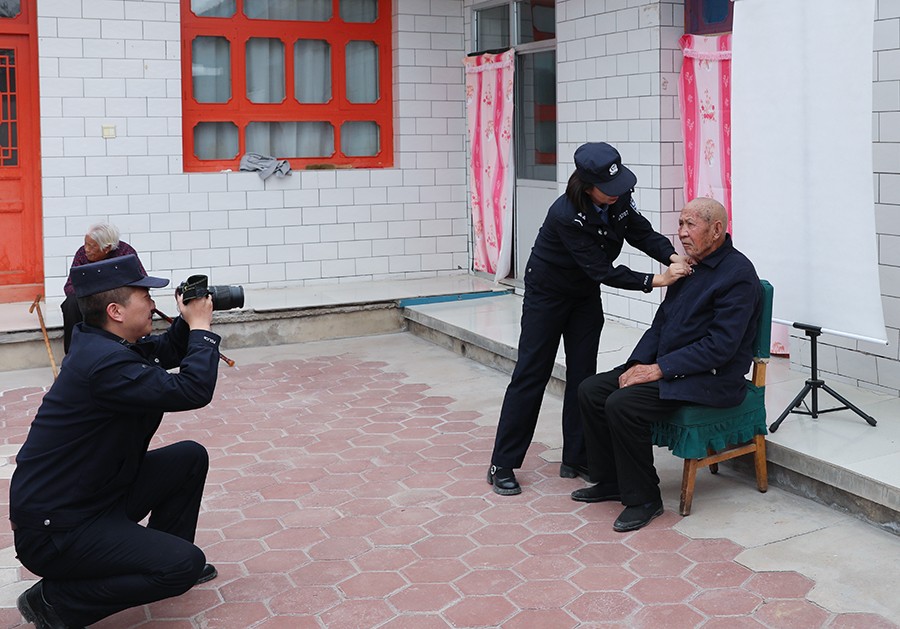 （AqEY，配图3）警民同心绘就丰收图景(44438708)-20251024161123