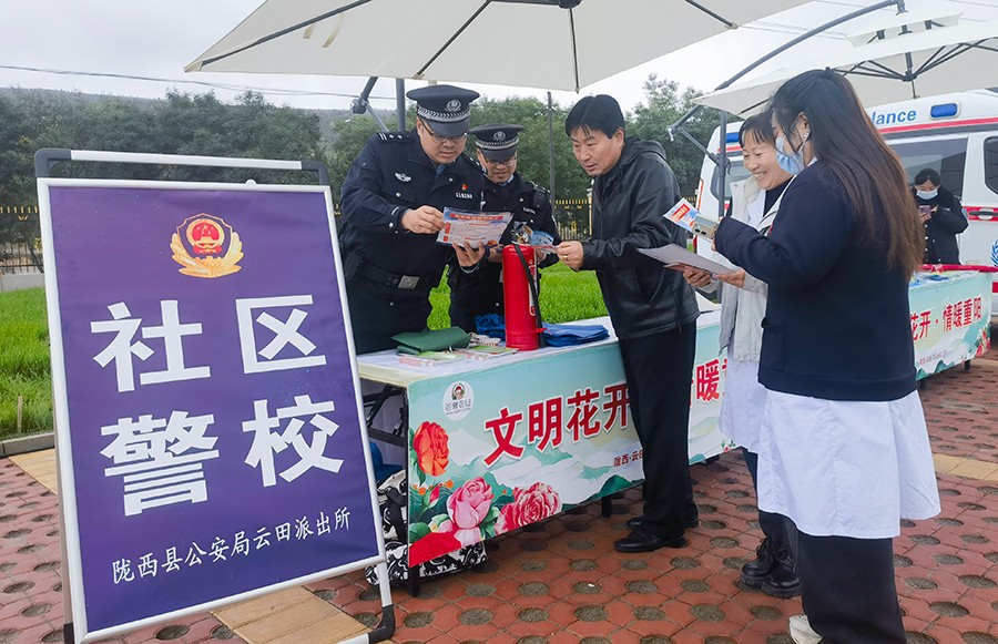 (WAqEY图片新闻)“社区警校”普法忙(44487009)-20251027165147