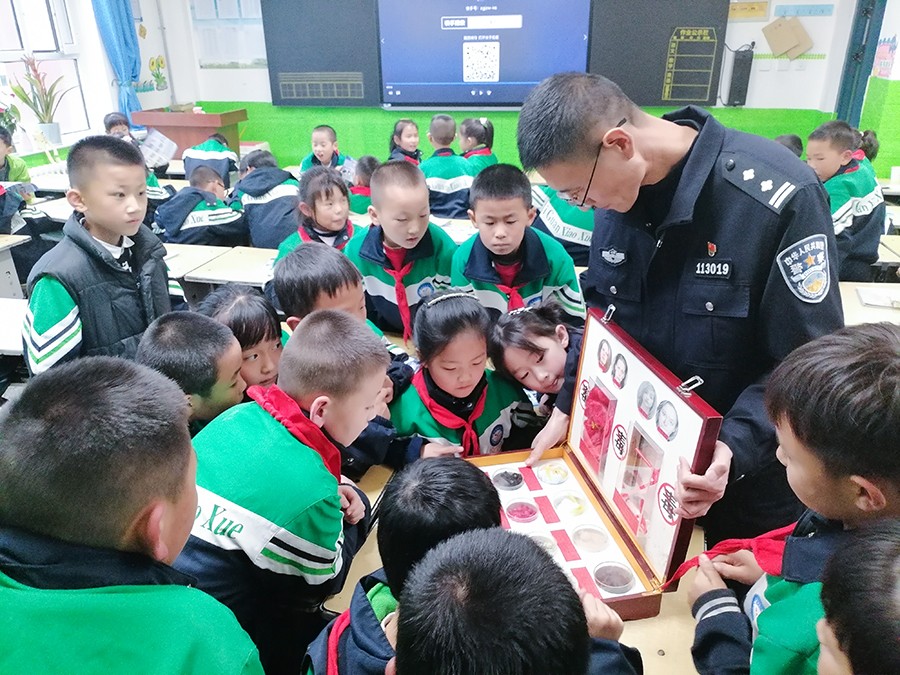 (WAQEY图片新闻)通渭公安禁毒宣传进(44461801)-20251027165841