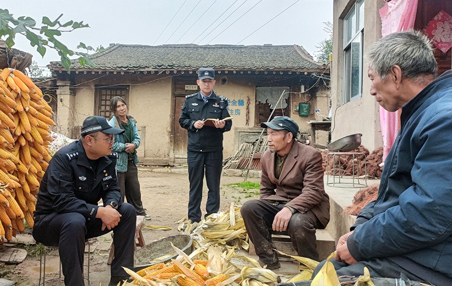 （wAqEY，图片新闻）社区民警进辖区 (44553556)-20251030114621