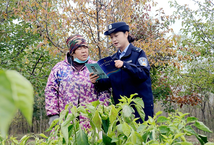 （wAqEＹ图片新闻）陇西公安送法至采摘(44557705)-20251030115221