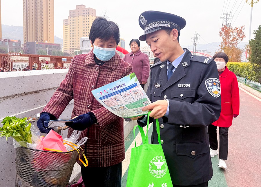 已改  图中警务人员并非民警而是协警，请(44581070)-20251031154357