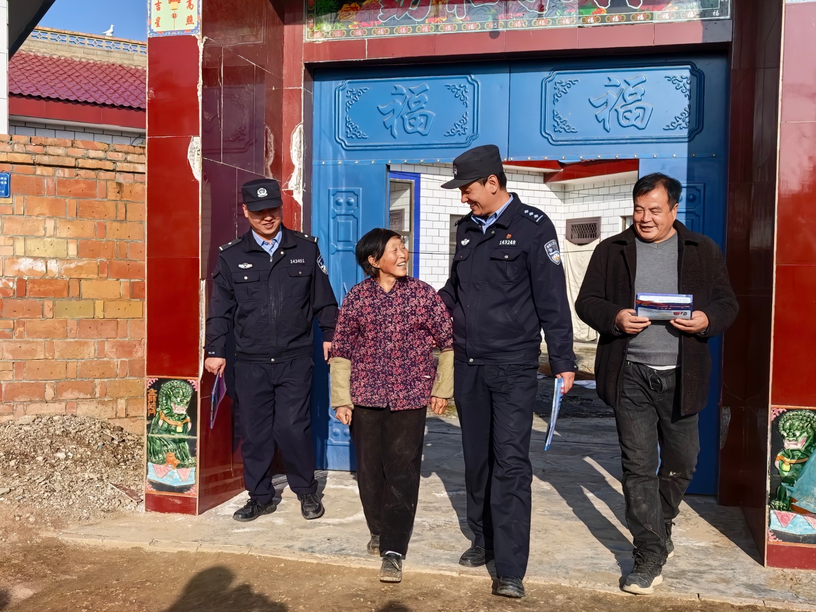 （AqEＹ配图1）民警入户普法筑牢老年人(44596801)-20251031154839