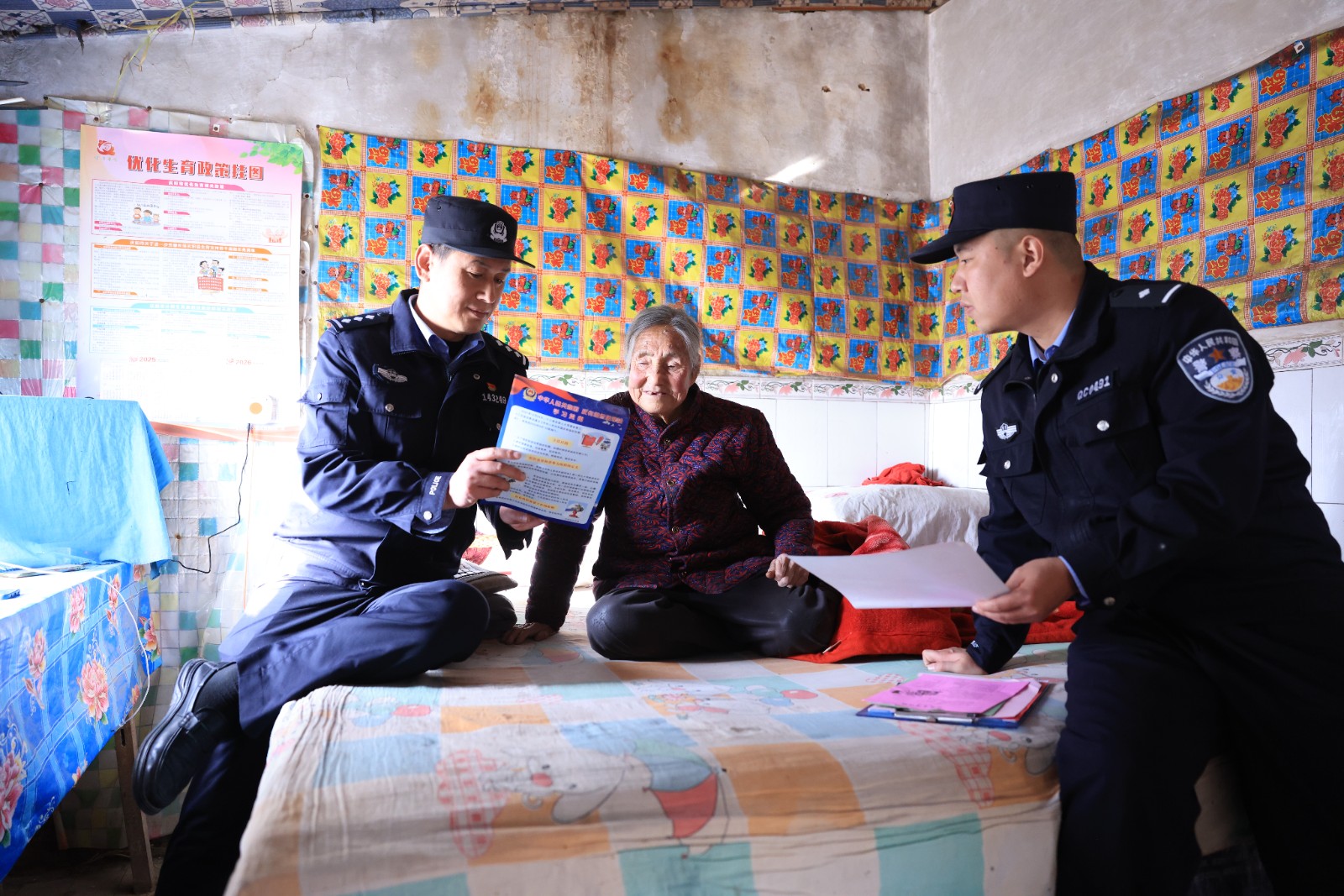 （AqEＹ配图２）民警入户普法筑牢老年人(44596799)-20251031155107