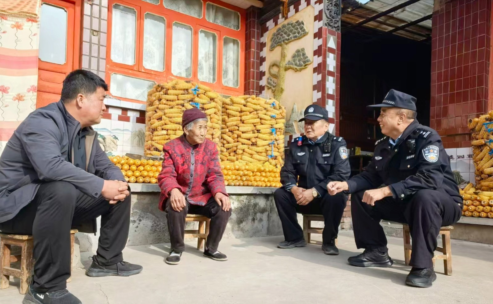 （wAqEY，配图）守护基层平安的“银发(44596731)-20251031155745