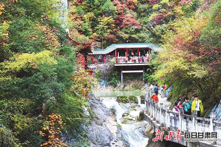 成县西狭颂风景区秋景如画